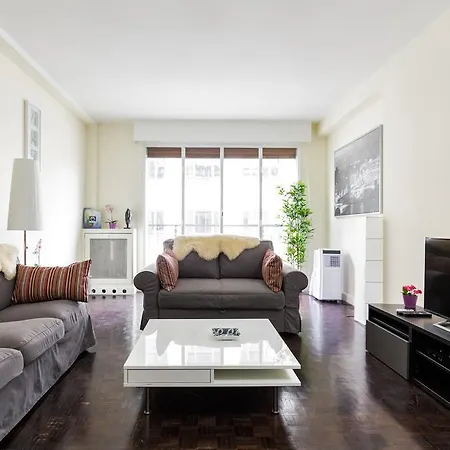 Bassano Apartment Paris