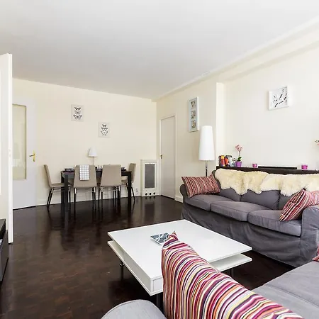 Bassano Apartment Paris